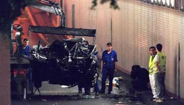 <p><b>PRENSES DANA LDRLD:</b></p>   Yrtlen tm resmi aratrmalara ramen bu speklasyon ortalarda dolamaya devam etti. Komplo teorisine gre, Diana'nn Dodi el Fayed'le ilikisi kraliyet ailesi iin bir tehdit oluturduundan Diana ldrld ve cinayete kaza ss verildi.