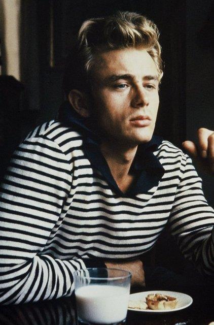 <p><b<JAMES DEAN:</b></p>   nl oyuncu James Dean, daha kariyerinin bandayken 30 Eyll 1955'de Porsche 550 Spyder ile yapt kaza sonucunda hayata veda etti. Kazayla ilgili ok sayda komplo teorisi ortaya atld. Dean'in gzlerinin bozuk olduu ve gzln takmad iin ok hz yapmad halde kazaya neden olup hayatn kaybettii iddia edildi. Dean'in arpt Ford marka otomobili kullanan 23 yandaki Donald Turnupseed, kazadan yaral olarak kurtuldu. Dean mahkeme tarafndan sulu bulunduu iin Turnupseed ceza almad.