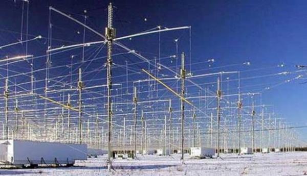 <p><b>DEPREM YAPAN HAARP:</b></p>   Alaska'nn 200 mil tesinde bulunan Pentagon'a ait HAARP (Yksek Frekansl Aktif Auroral Aratrma Program) iyonosferi radyo dalgalar ile stma deneyi iin ina edildi. Ancak, komplo teorisi retenler, burann aslnda uaklar dren, depremlere yol aan ve hatta ok byk hava deiimlerine yol aan bir savunma silah olduunu iddia ediyorlar.