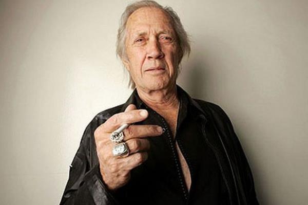 <p><b>DAVID CARRADINE:</b></p>   nl oyuncu David Carradine, 4 Haziran 2009 tarihinde Tayland'n bakenti Bangkok'taki lks bir otelin odasnda asl halde bulundu. The Nation adl internet sitesinde aklamalar yer alan bir polis kayna, ABD'nin Tayland Bykelilii yetkilisi Michael Turner, aktrn seks oyunca ile oynarken ldn bildirdi. Olaydan 1 gece nce ge saatlerde veya bulunduu gn erken saatlerde ldnn sanldn belirtti. Aktrn lmnden bir gn sonra ailenin avukat Carradine'in bir kung fu etesi tarafndan ldrldn iddia etti ve intihar kabul etmedi.