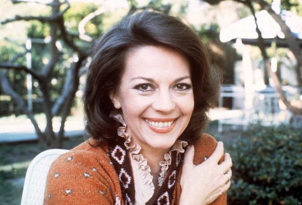 <p><b>NATALIE WOOD:</b></p>   Rusya doumlu Amerikal oyuncu Natalie Wood, Robert Wagner'la evliyken, einin yatndan denize derek boulan Natalie Wood'un sr dolu lm aydnlatlamam, pheli olan kocas ve Christopher Walken, delil yetersizliinden serbest braklmlardr. Yaam boyunca karanlk sulardan ve boulmaktan korkan sanatnn sonu korktuu ekilde olmutu. Wood ldnde 43 yandayd. Komplo teorilerine gre Wood, tekneden dmedi, itildi. Ancak resmi aklama lmn kazara olduu ynndeydi.