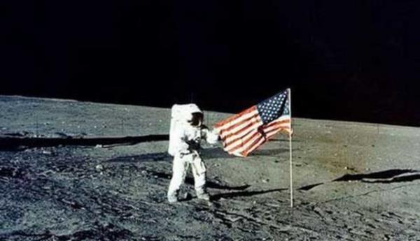 <p><b>AYA GDLMED:</b></p>   Baz komplo teorileri, NASA'nn aslnda uzay arac Apollo'yu Ay'a gndermediini, tm bu grntlerin kurmacadan olutuunu sylyor. Hatta grntlerin bir lde ekildiini iddia ediyorlar. Bu yargnn sebebi ise, Ay'da ekilen grntlerde glgelerin yanl yne dmesi, kamera olduuna dair gstergeler ve Ay'da yldz grntlerinin olmamas olduunu belirtiyorlar.