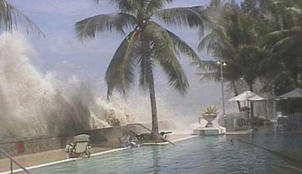 <p><b>NKLEER DENEY TSUNAMYE YOL ATI:</b></p>   Mslmanlar arasnda ok popler olan bir komplo teorisine gre, 2004 ylnda meydana gelen tsunami, srailli ve Amerikal nkleer uzmanlarn katld Hindistan nkleer deneyi yznden meydana geldi.