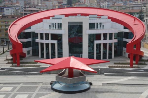 Tamamlanan projelerin tan�t�m� i�in gazetecileri a��rlayan Canik Belediye Ba�kan� Osman Gen�, farkl� konsepti, kurumsal ve teknolojik altyap�s� ile yeni binalar�n�n T�rkiye’ye �rnek olaca��n� kaydetti. Mimari itibariyle T�rkiye’nin en b�y�k ay y�ld�zl� binas�na sahip olduklar�n� ifade eden Ba�kan Gen�, y�ksek kap�lar�n Sel�uklulular�, modern mimarisinin bug�n�, ay ve y�ld�z�n ise gelece�i ifade etti�ini belirtti. D�n�, bug�n� ve yar�n� ifade eden belediye binas�n�n d�nyada ilk oldu�unu s�yleyen Ba�kan Gen�, i�indeki hizmet konseptinin ise evrenselli�i anlatt��� bilgisini verdi.