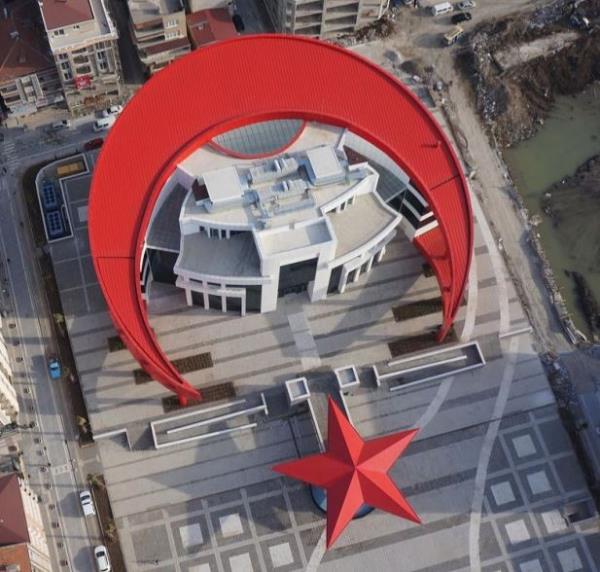 <P>Samsun'un Canik il�esinde in�a edilen T�rkiye'nin en b�y�k ay y�ld�zl� kamu binas� ile Adnan Menderes Demokrasi Meydan� Projesi tamamland�.</P>  <P></P>  <P></P>  <P>Canik Belediyesi`nin kullanaca�� hizmet binas� faaliyete ge�erken, ge�mi�i, bug�n� ve yar�n� simgeleyen mimarisi ile ay y�ld�zl� bina, g�renleri �a�k�na �eviriyor.</P>