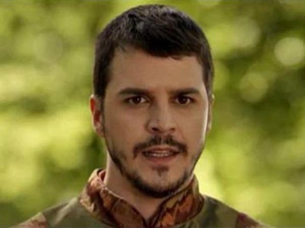 38 ya��nda bo�durarak �ld�rtm��, bununla da kalmay�p cesedini �ad�r�n �n�ne ast�rm��t�r. Cenazesi Bursa'ya g�nderilerek II. Murat t�rbesi yak�n�na defnedilmi�tir.