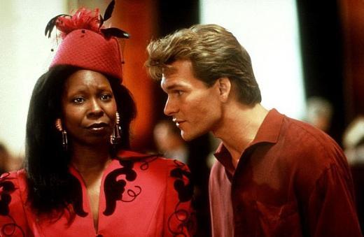 Yeni bir apartmana tanan ift, yolda serseriler tarafndan saldrya urar ve Sam kavga srasnda ldrlr. Ancak Sam bir hayalet olarak yaamay srdrr ve sevgilisini tehlikelerden uzak tutmak ve kendi lmn planlayanlar bulmak iin iin inceliklerini renmeye balar. Bu arada insanlarla bir falc araclyla iletiim kurmay baaran Sam, adm adm teki dnyaya ilerlerken Molly'e daha ok ak olmaktan kendisini alamaz.