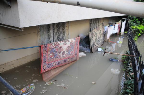 arambay bir gn sel alm Adamlar tutmu Trk Yakmlar  zmir hergn sele teslim Bir Trkleri bilem yo :) <b>@SayneR_AK</b>