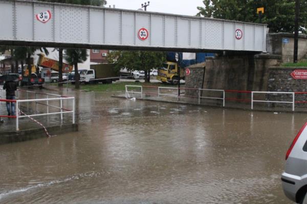 Yanarda Japonyada ada oluturdu  Yamur zmirde gller yresi.. :)) <b>@sefakoylubiri</b>