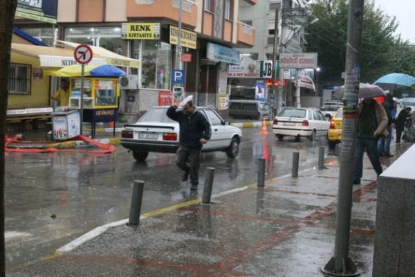 Yl 1998 askerlik nedeniyle izmir de bulundum, yamur yanca izmir sular icinde kalrd yl 2014 olmu izmir hala ayn :) <b>@yusuferdogan29</b>