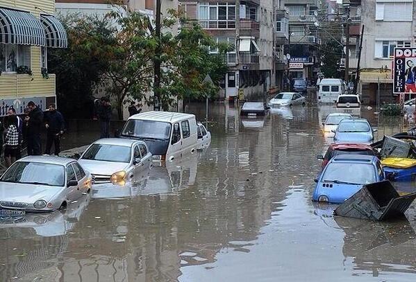 zmir'in ehir giriine "yzme bilmeyen ara ve yayalar giremez"diye uyar levhas asmak art ;) <b>@87sirinn</b>