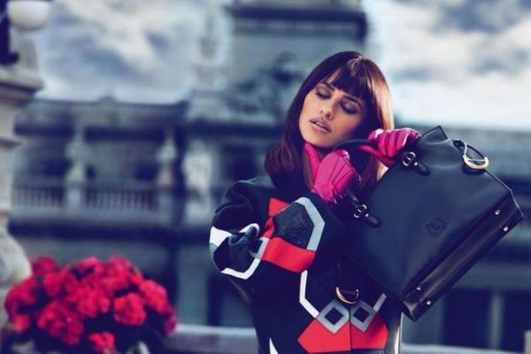 <p><b>Penelope Cruz - Loewe</b></p>   spanyol moda devi Loewe, her zamanki gibi lks spanyol atei ile besledii yeni koleksiyonunu grcye kard. 2013 sonbahar-k sezonu iin hazrlanan koleksiyon iin nl moda fotoraflar Mert Alas ve Marcus Piggott ile alan Loewe, reklam kampanyasnn yz olarak da dnyaca nl spanyol aktris Penelope Cruz'u seti.