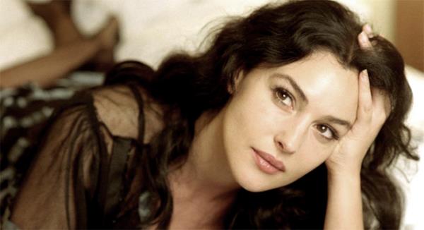 <p><b>Monica Bellucci - Dolce Gabbana</b></p>   talyan aktris Monica Bellucci Dolce&Gabbana markasyla adeta zdeleti. 2013 sonbahar-k koleksiyonuyla Monica Belluci yine karmzda. Domenico Dolce ve Stefano Gabbana'nn yllara meydan okuyan gzel oyuncudan vazgeemedii kesin.