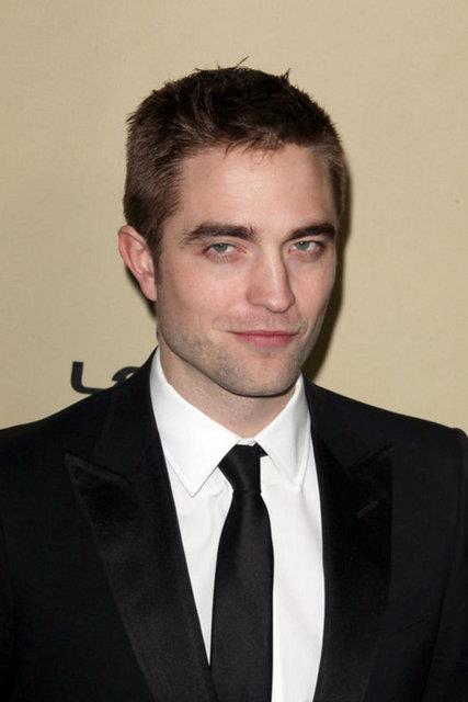 Model Camilla Rowe ile kamera karsna geen yakkl oyuncu, yine dikkatleri zerine ekiyor. Twilight serisinde de olduu gibi karizmatik baklar, sert ve olgun tavrn Dior tasarmlaryla birletiren oyuncu, bizden de tam not ald.