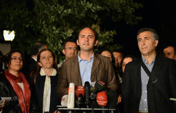 Ba�bakanl�k Resmi Konut'taki bas�na kapal� g�r��me yakla��k 3,5 saat s�rd�.