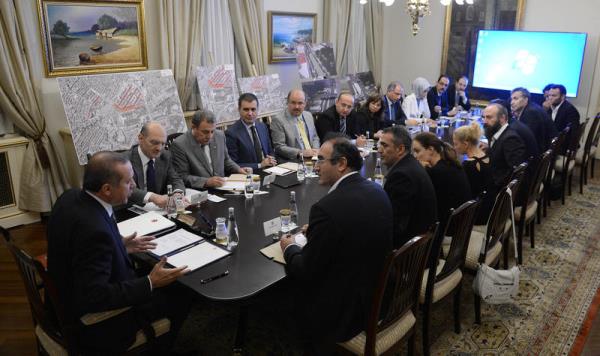 G�r��meye, Ba�bakanl�k Ba�dan��man� Yal��n Akdo�an, �evre ve �ehircilik Bakan� Erdo�an Bayraktar, ��i�leri Bakan� Muammer G�ler, K�lt�r ve Turizm Bakan� �mer �elik,  AK Parti Genel Ba�kan Yard�mc�s� H�seyin �elik, Ba�bakanl�k M�ste�ar� Efkan Ala ve Ba�bakanl�k M�ste�ar Yard�mc�s� �brahim Kal�n da da kat�l�yor.