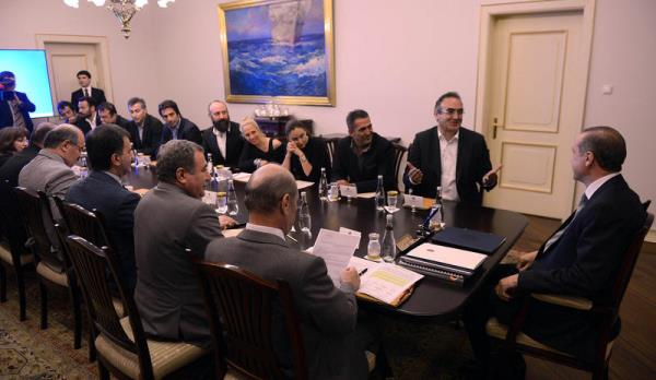 Erdo�an'�n, Resmi Konut'taki kabul�ne Taksim Dayan��ma'dan TMMOB Ba�kan� Ey�p Muhcu ve Semt Dernekleri S�zc�s� Cem T�z�n ile sanat��lar Sunay Ak�n, Yavuz Bing�l, Ceyda D�venci, Halit Ergen�, Sertap Erener, Mahsun K�rm�z�g�l, Nebil �zgent�rk ve Ali Sunal kat�ld�.