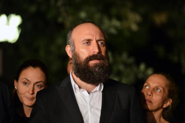 Ba�bakan Recep Tayyip Erdo�an, Gezi Park� ile ilgili yapt��� g�r��meler �er�evesinde 8 sanat�� ile Taksim Dayan��ma'dan baz� ki�ileri kabul etti. Kabulden sonra sanat�� Halit Ergen�, a��klamalarda bulundu