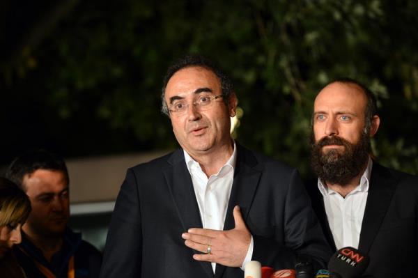 Ba�bakan Recep Tayyip Erdo�an, Gezi Park� ile ilgili yapt��� g�r��meler �er�evesinde 8 sanat�� ile Taksim Dayan��ma'dan baz� ki�ileri kabul etti. Kabulden sonra sanat�� Sunay Ak�n, a��klamalarda bulundu.