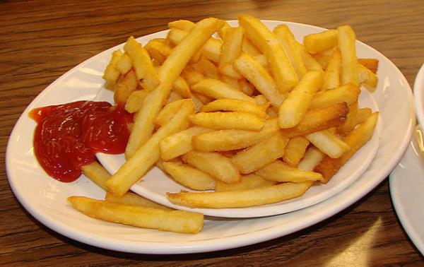 11. PATATES KIZARTMASI: Patates kzartmsnn iinde yksek oranda bulunan akrilamid maddesi nedeniyle uzun sre tketilirse damar sertlii, imanlk ve kansere neden olabiliyor.