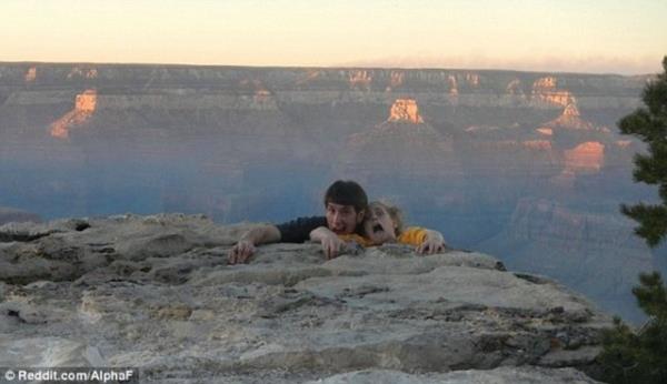 ABD'nin llinois eyaletinde yaayan Busch, ekek arkada ile Byk Kanyon'da iken annesinin srekli arayarak dikkatli olmas gerektiini sylediini ve bundan ok skldn dile getirdi. Ve bu fotoraf karesini gndererek ondan byle intikam ald.