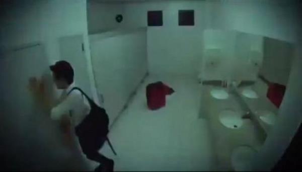 Son olarak ise yzne korkutucu bir makyaj yaplan bir kadn tuvaletteki bir kabinin iinden karak yavaa kurbana yaklayor.