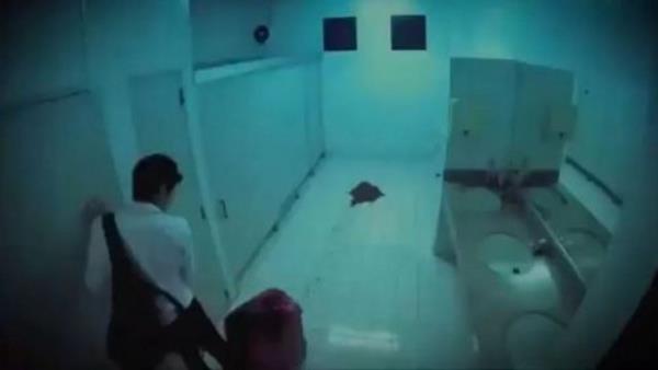 Btn bu sre ierisinde de tuvaletin klar srekli yanp snyor.