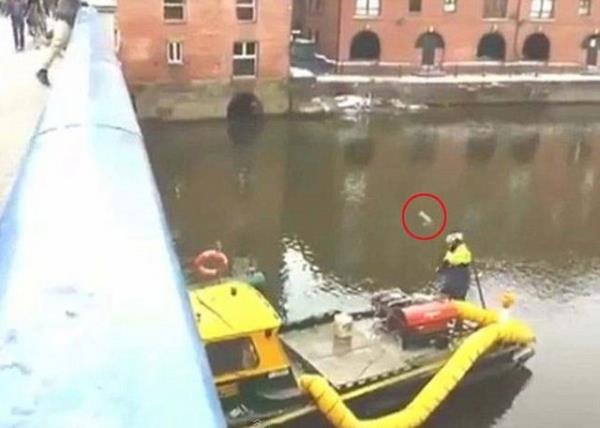 <b>tfaiyeciye aka yaplmaz</b> ngiltere'de itfaiyecilere kartopu akas yapmak isteyen genler hayatnn dersini alyor.