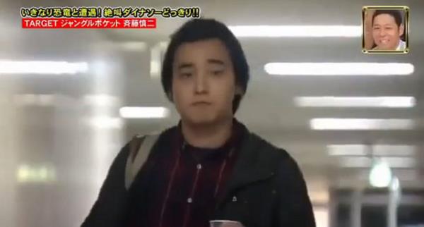 Grntlerde aka kurban olarak seilen bir ofis alan birazdan bana geleceklerden habersiz koridorda yryor.