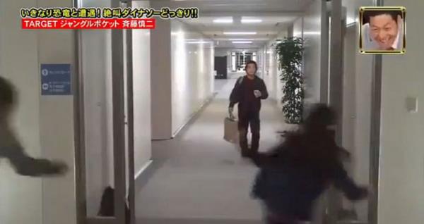 Biraz sonra ise nnde koan insanlar beliriyor.