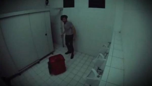 Tuvaletteki kabinlerden birinde saklanan bir kii, tuvalete giren aka kurbanlar grmeden tuvaletin ortasna arasndan uzun bir sa sarkan ve altndan kan szan krmz bir bavul brakyor.