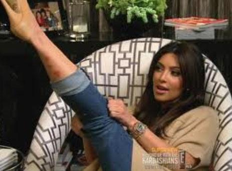 Bir dnem hastalk yznden derisinde oluan dkltleri de canl yaynlanan reality show programnda byle gstermiti.