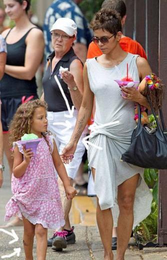 Kendi hayatna ve beslenmesine ok dikkat eden Berry'nin, hastaln kaltsal zelliini de gz nne alarak kz Nahla'ya kk yata sk bir diyet uygulad konuulmutu.