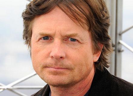 Gelecee Dn serisiyle tannan Michael J Fox ise Parkinson hastalna yakalandnda henz 30 yandayd. nce hastaln gizleyerek kariyerini srdrd Fox. Hatta kendisine Altn Kre ve Emmy kazandran Spin City'de oynad.