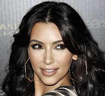 iei burnunda anne Kim Kardashian da sedef hastas.