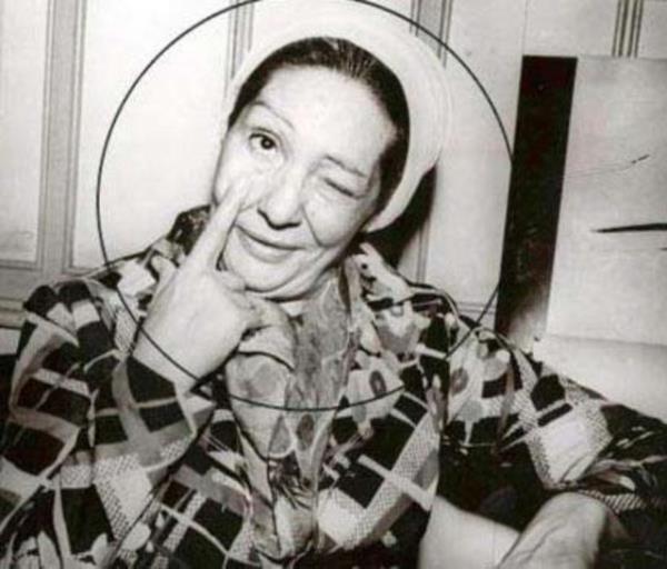 Parasnn kymetini bilmedi, har vurup harman savurdu. Ve buna alkol tutkusu da eklenince sonunda sokaklarda kalacak kadar gz yaartan bir yoksulluun penesine dt. Cahide, 18 Mart 1981'de, bugn Pera Palas'n karsnda olan ve yllar sonra onun ansna alan 'Cahide's Restoran'n bulunduu yerde kr ktk sarho hayata veda etti. ldnde 65 yandayd.