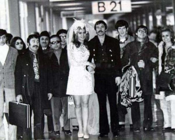 Bacaklarnn gzelliiyle dikkat eken ve "Bayan Bacak" olarak anlan rmcer, bir yl mankenlik yapt. Bu srada unutulmaz Samanyolu arksyla zirvede bulunan, dnemin nl sanats Berkant'la tant. Bir sre sonra onunla evlendi.