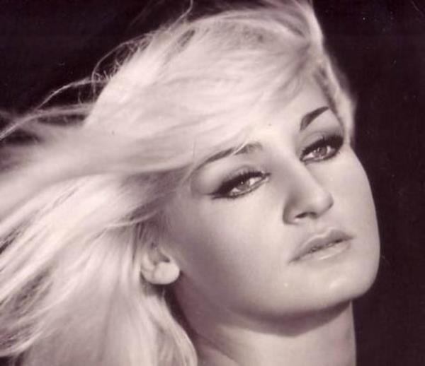 Henz 14 yandayken annesiyle gittii film setinde kefedilmiti zcan Tekgl. Trkiye'nin nemli pavyonlarnda sahneye kt. Bununla da kalmad Ortadou lkelerinde dans etti. 1954 tarihli alsn Kzlar, Oynasn Kzlar ile ilk oyunculuk deneyimini yaad