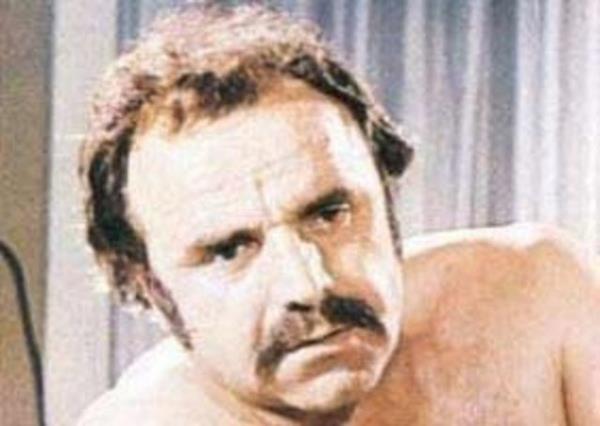 Sinemaya 1946 ylnda balayan Kazm Kartal, kamera karsna en ok 'kt adam' rolyle geen aktrlerden biri. Bine yakn filmde yan rollerde yer alan Kartal, iki tane de senaryo kaleme ald. 1970'li yllarda seks filmleri furyasnda da kamera karsna geen Kartal bunun nedenini de yle anlatmt: "Parasz kaldm dnemlerde bakkaldan veresiye alveri bile yapamayp, alay konusu olmak canma tak demiti, mecburdum".