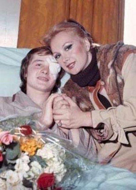 Filmlerdeki deimez rol arkada ve gerek hayattaki kuzeni Zeynep Deirmenciolu'nun (Ayecik) babas senarist Hamdi Deirmenciolu onu Ses dergisinin ocuk yldz yarmasna sokmasayd belki de hayat ok farkl bir ekilde ilerleyecekti. Yarmada birinci deil ikinci oldu ama yine de Yeilam kaplar onun iin ardna kadar ald.