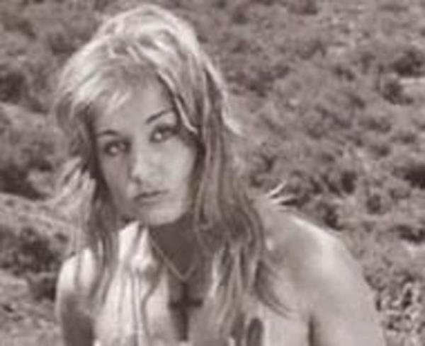 Dneminin magazin basnnn peinde kotuu nllerden biriydi Tekgl. Gzelliini sergileyen fotoraflar ile erkeklerin ban dndrd.1980 ylnda Kltr Bakanl tarafndan kendisine Onur Belgesi verilmesi,tartmalara yol at