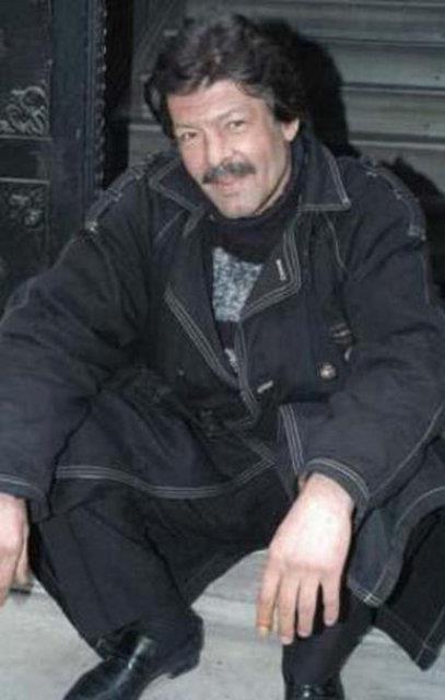 Girdii bunalmdan bir trl kamayan Engin, kendini tamamen alkoln yaratt 'yalanc' mutlulua brakt. Akli dengesini yitirdi ve artk sokaklara dmt.