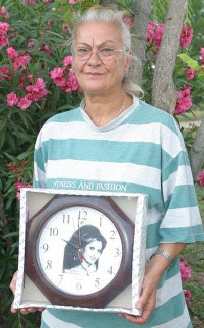 Ancak artk, yaamn ssleyen neon klarnn yerini, pleri aydnlatan sokak lambalar almt. plerden toplad kt rnlerini satarak geimini salyordu. rmcer kz Fulya ve torunlaryla Kkekmece'de yayor. rmcer iin getiimiz aylarda Bakrky Belediyesi ve Bakrky Gnll evreciler Sosyal Yardmlama Dernei bir gece dzenledi. Ama rmcer'in bir ev sahibi olmasn salamakt.