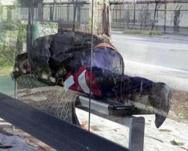 Bir zamanlarn nl ve paylalamayan oyuncusu Mesut Engin artk zmir'de Aal Yol'da otobs duraklarndaki banklarda uyumaya balamt.