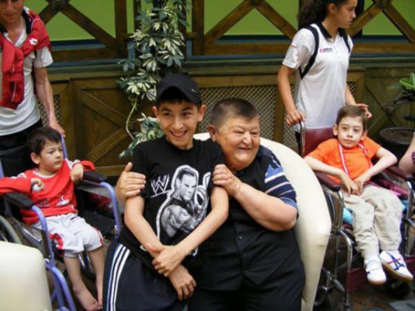 Benim en byk idealim lmeden nce Kurtlar Vadisi'nde oynamak. Filmin yapmcs Raci amaz'a buradan sesleniyorum, ben lmedim. Bir sanat olarak Kurtlar Vadisi'nde gzel bir rol almak istiyorum...