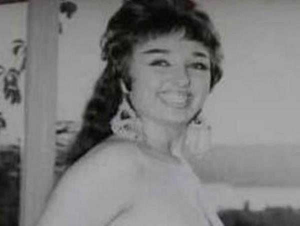 Sonra devir deiti. Tekgl yavaa kesine ekildi. Artk onu ne arayan vard ne soran.  Hi evlenmemi, yuva kurmamt. Bu yzden babasndan kalan maa ile geinmeye alt