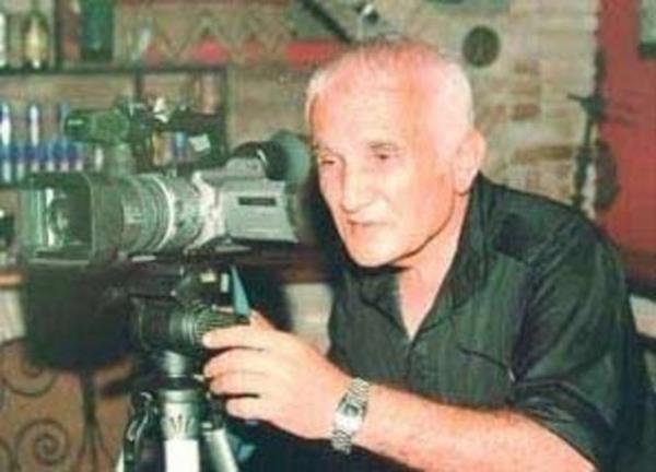 In'n trajedisi aslnda yllar nce balad. Olu Finlandiya'ya kz da Almanya'ya yerleen In einden de ayrlnca bunalma girdi Ekonomik durumu da ktye giden In 2005 knda sokakta donmak zereyken bulundu. Ona Kayda Darlaceze Mdrl'nn sahip kt.2007'de Yaam Evleri projesi kapsamnda Beyolu Sururi Mahallesi'ndeki bir apartmann giri katndaki evine yerletirildi. Kz arayp bulamaynca polise haber verdi ve cesedi bulundu.Cenazesine kz olu ve Darlaceze grevlileri dnda hi kimse katlmad.