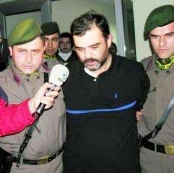 Sezer nanolu ya da pek ok kiinin hafzalarndaki adyla Sezercik daha sonra polisiye olaylarla gndeme geldi. nce evinde uyuturucu bulundu. Ardndan polisle atmaya girdi. Evinde ve ofisinde aeli silahlar bulundu.Eski Trk filmlerinin o masum yzl ocuu Hollywood aksiyonlarndaki kt adama dnt .