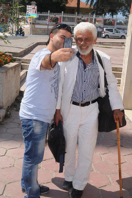 Gedik'i tanyanlar, birlikte fotoraf ektiriyor. Gedik, kitaplarn imzalayarak satyor