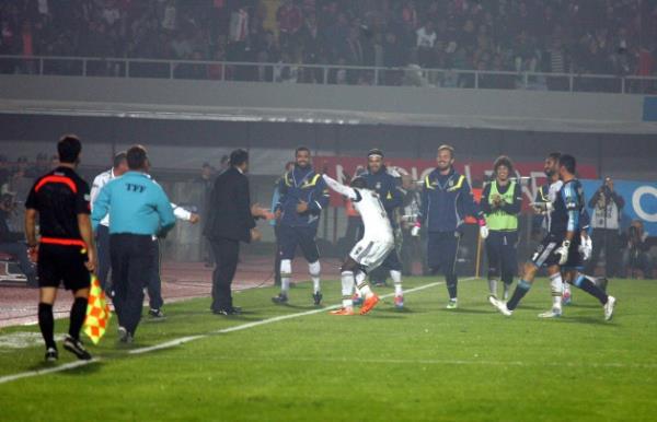 Fenerbahe SK: Seluk ahin'in ektii utta topu bulup getirene 1 senelik kombine hediye edilecektir :D